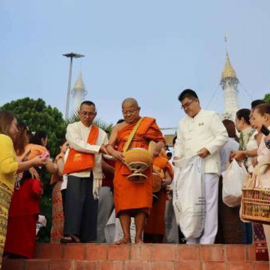 ผู้ว่าราชการจังหวัดแม่ฮ่องสอน นำพุทธศาสนิกชนชาวจังหวัดแม่ฮ่องสอนร่วมทำบุญตักบาตรเทโวโรหณะ เนื่องในเทศกาลออกพรรษา ประจำปี 2567